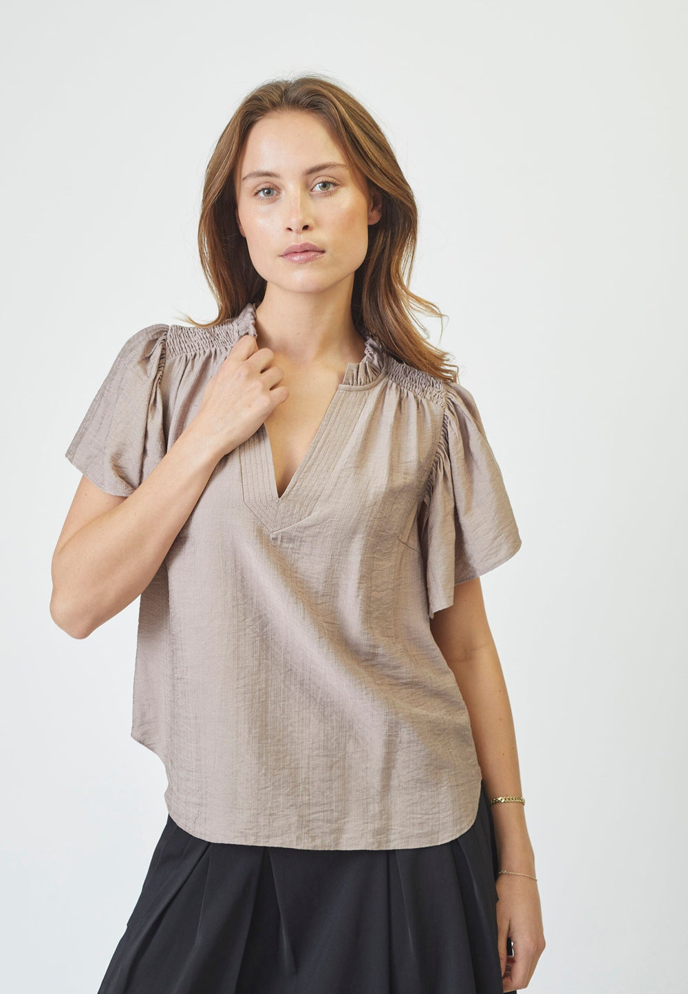 Forudbestilling - Co´Couture - Heracc Ss Frill Top 35703 - 154 - Walnut Skjorter
