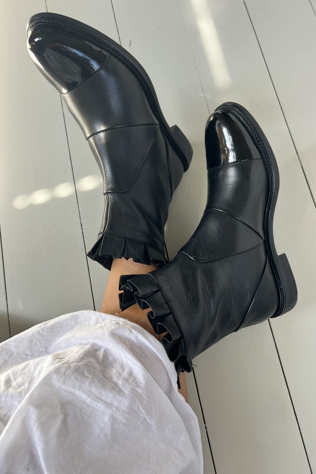 Forudbestilling - Copenhagen Shoes - Margaret - 00010 Black W/Patent Toe Støvler