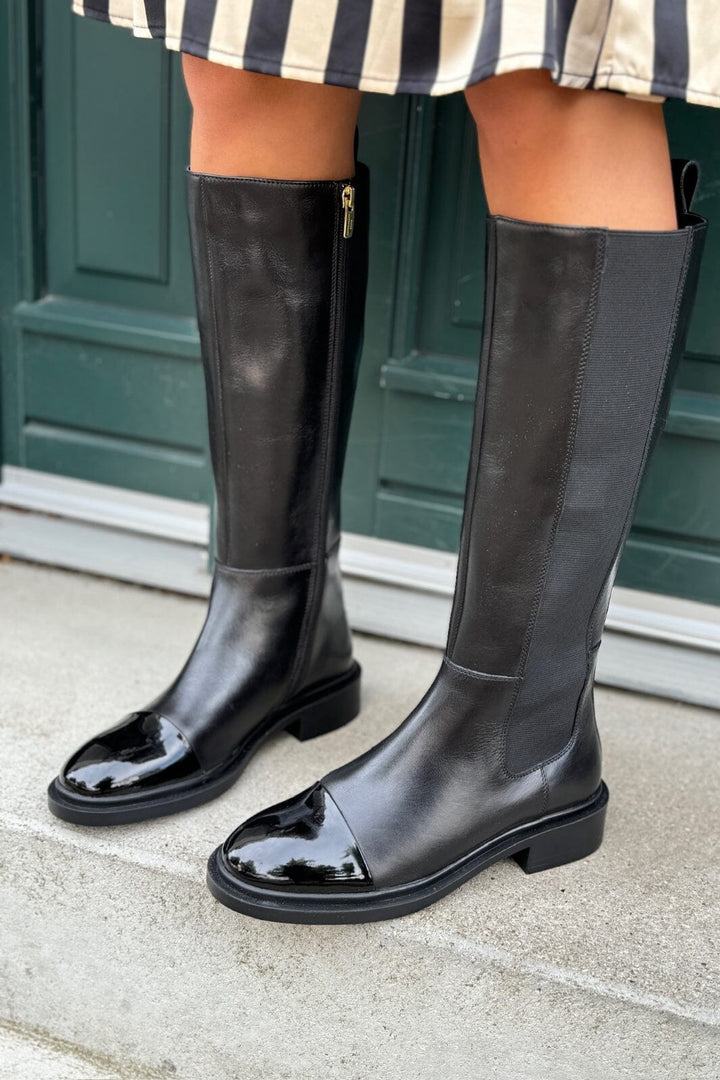 Forudbestilling - Copenhagen Shoes - The Art Boot Patent/Toe - 0001 Black Støvler