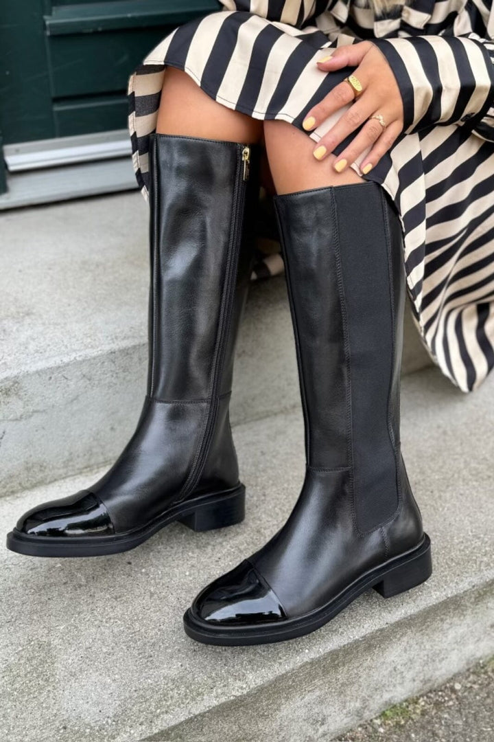 Forudbestilling - Copenhagen Shoes - The Art Boot Patent/Toe - 0001 Black Støvler