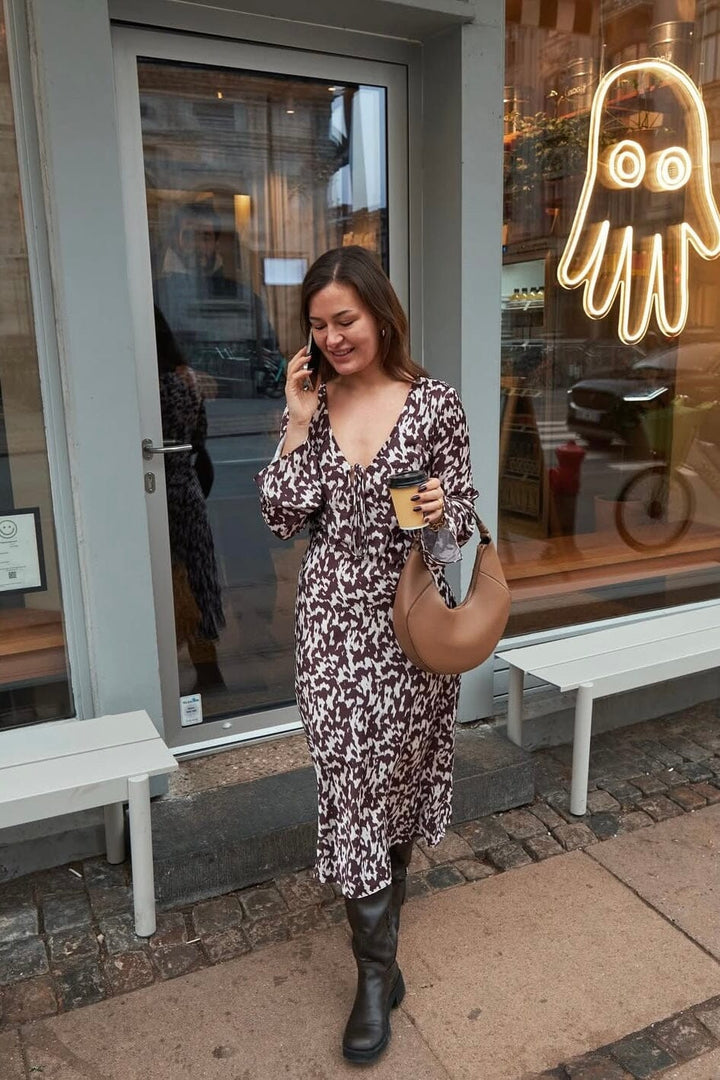 Forudbestilling - Neo Noir - Krisha Graphic Fade Dress 164344 - Chocolate Brown Kjoler