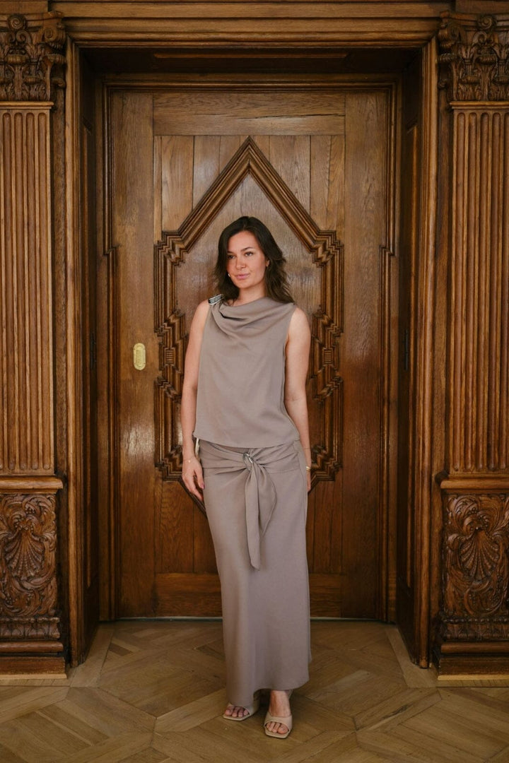 Forudbestilling - Neo Noir - Scotta Dull Sateen Top 165566 - 811 - Dark Taupe Toppe