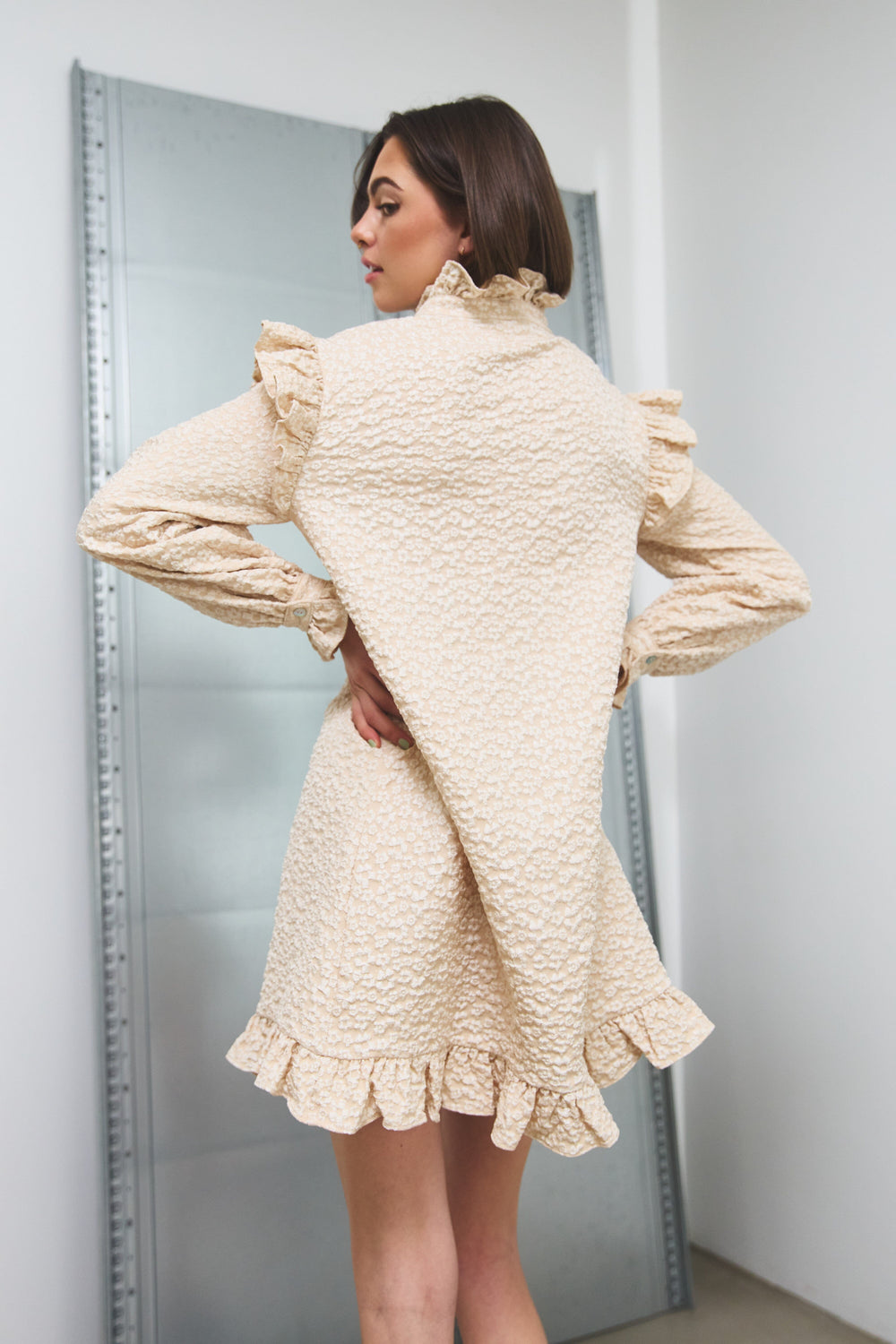 Forudbestilling - Noella - Reno Ruby Ruffle Dress - 1206 Oyster Kjoler