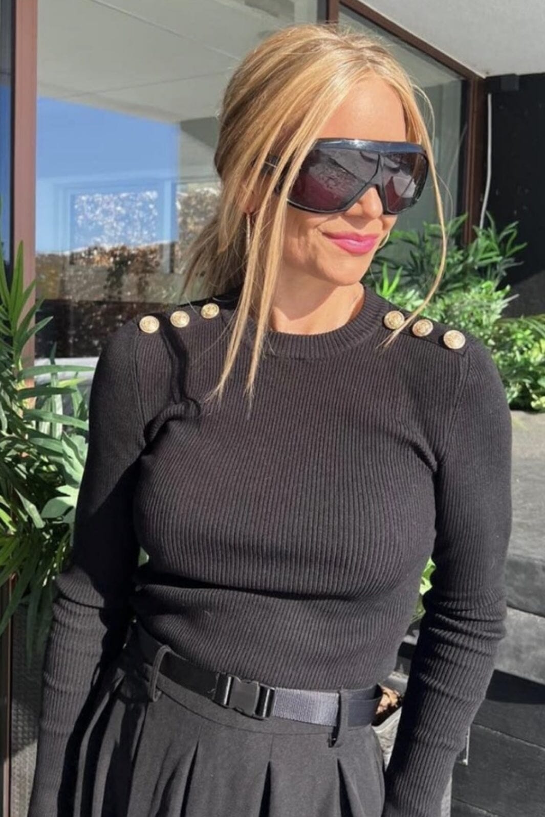 Forudbestilling - Valentin Studio - Gold Button Knit Blouse - Black (April/Maj) Bluser