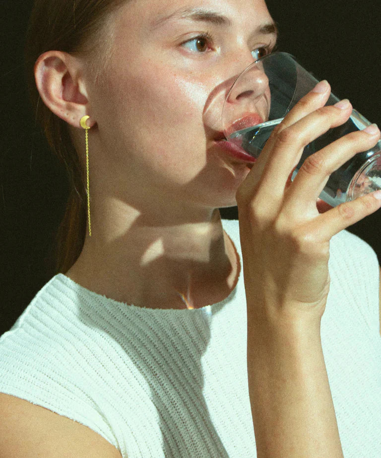 Jane Kønig - Half Moon Chain Stud - Golden Øreringe