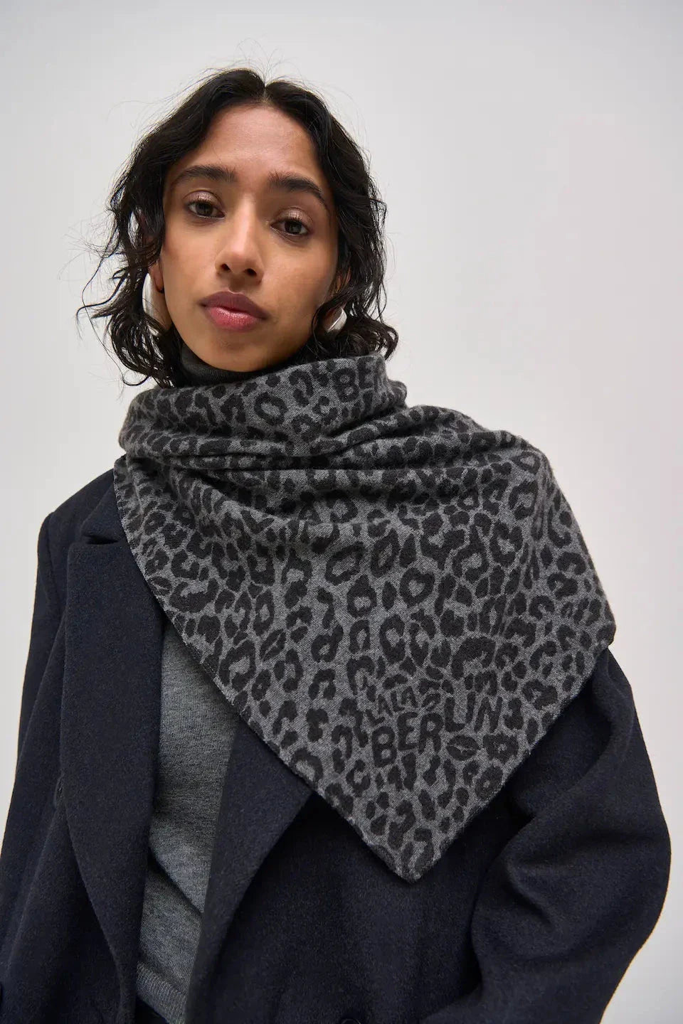 Lala Berlin - Lbtriangle M 10020122 - Asphalt Leo Tørklæder