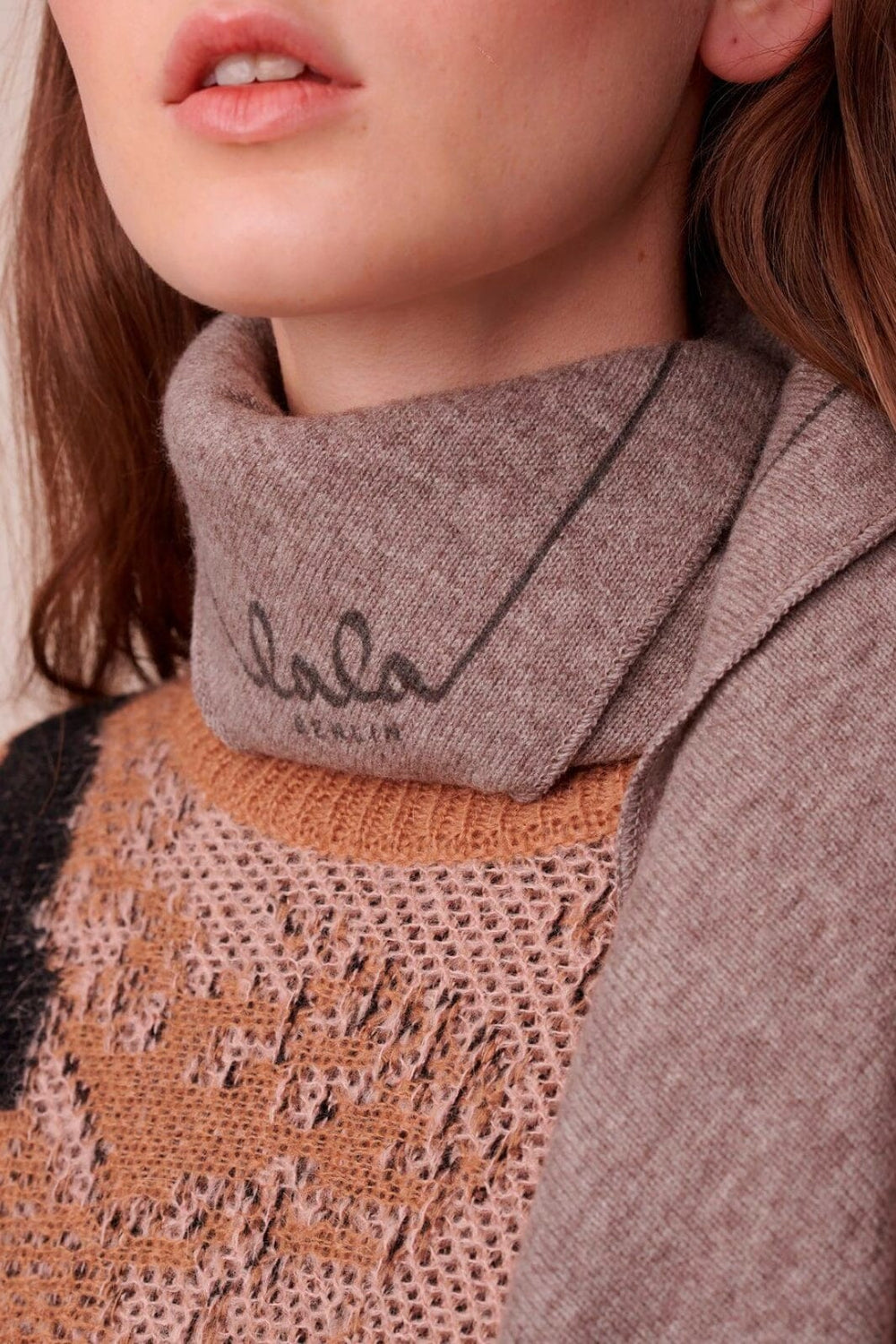 Lala Berlin - Triangle Solid Logo M - Stradivari Dark Brown Melange Tørklæder