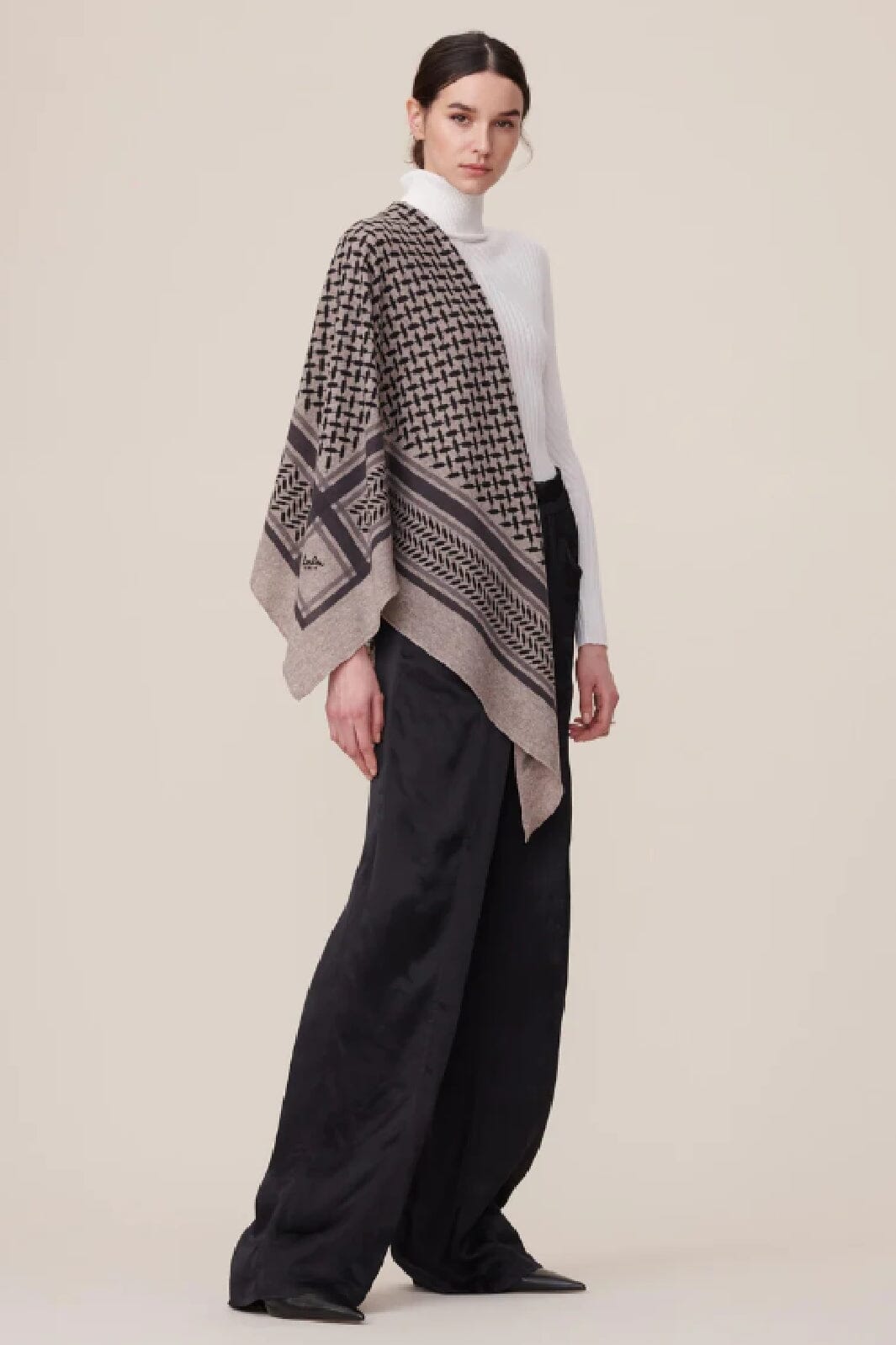 Lala Berlin - Triangle Trinity Classic M - Stradivari Dark brown melange Tørklæder