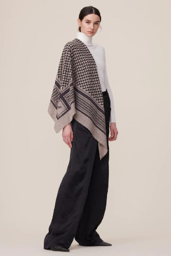 Lala Berlin - Triangle Trinity Classic M - Stradivari Dark brown melange Tørklæder