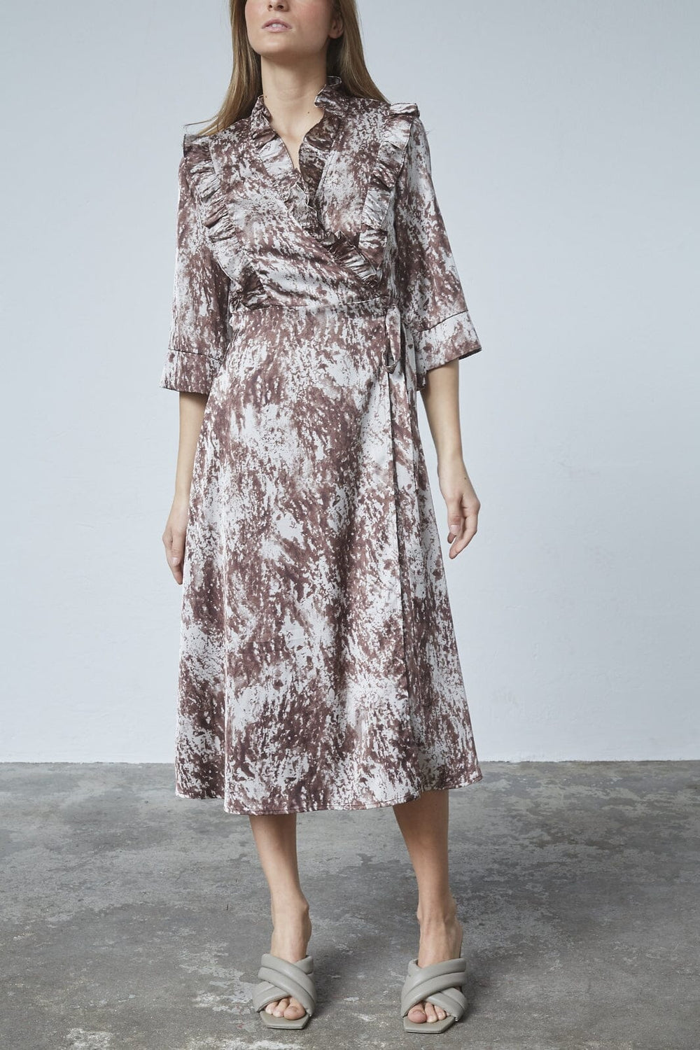 Love & Divine - Love1381 18925 - 800 - Brown Graphic