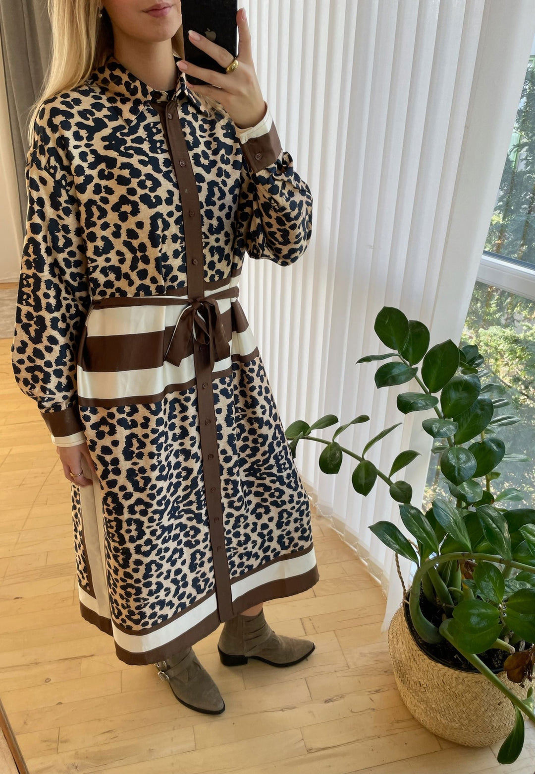 Love & Divine - Love1394 19099 - 201 - Brown Leo Kjoler