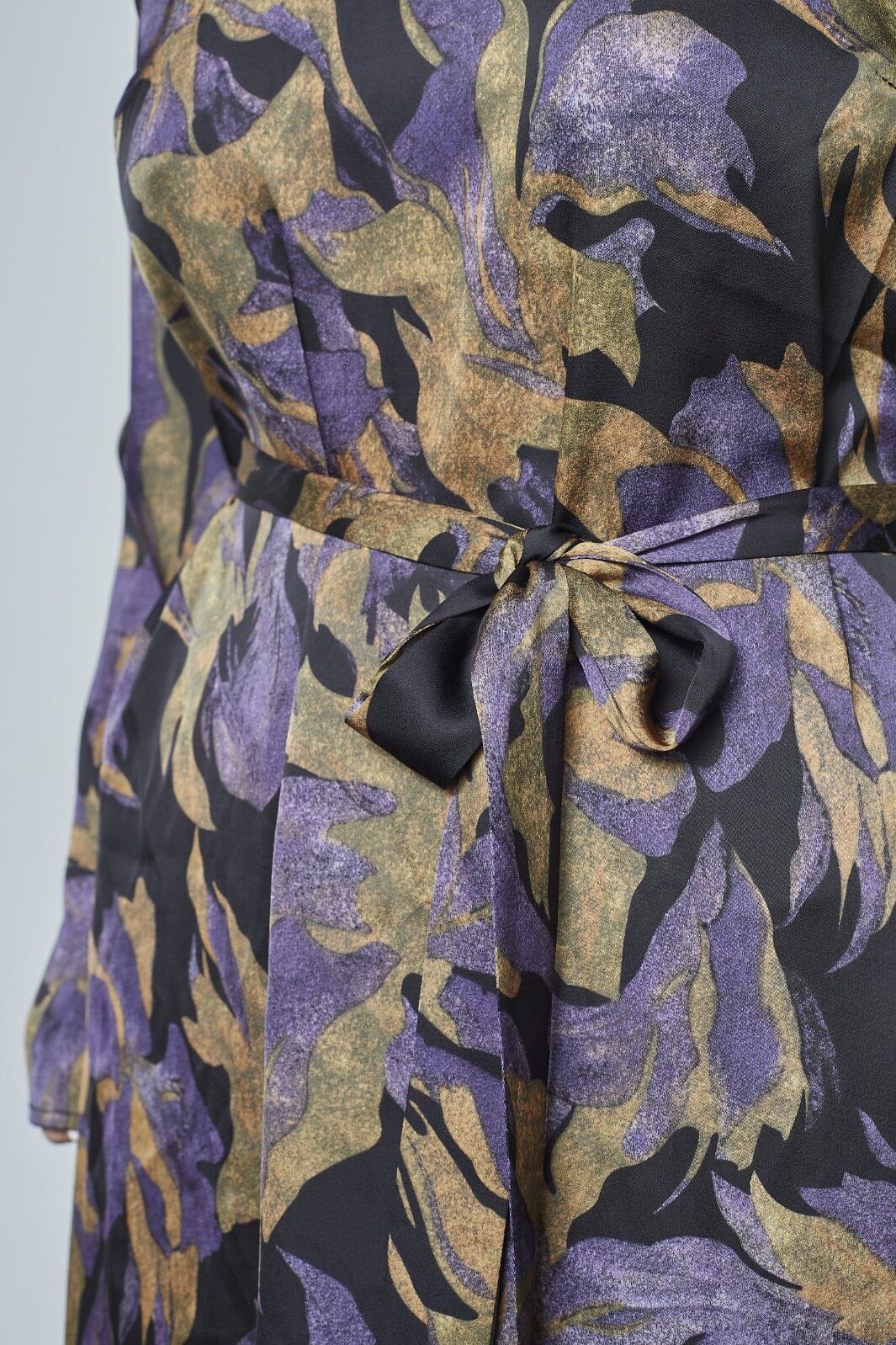 Love & Divine - Love1421 19199 - 003 - Black Flower