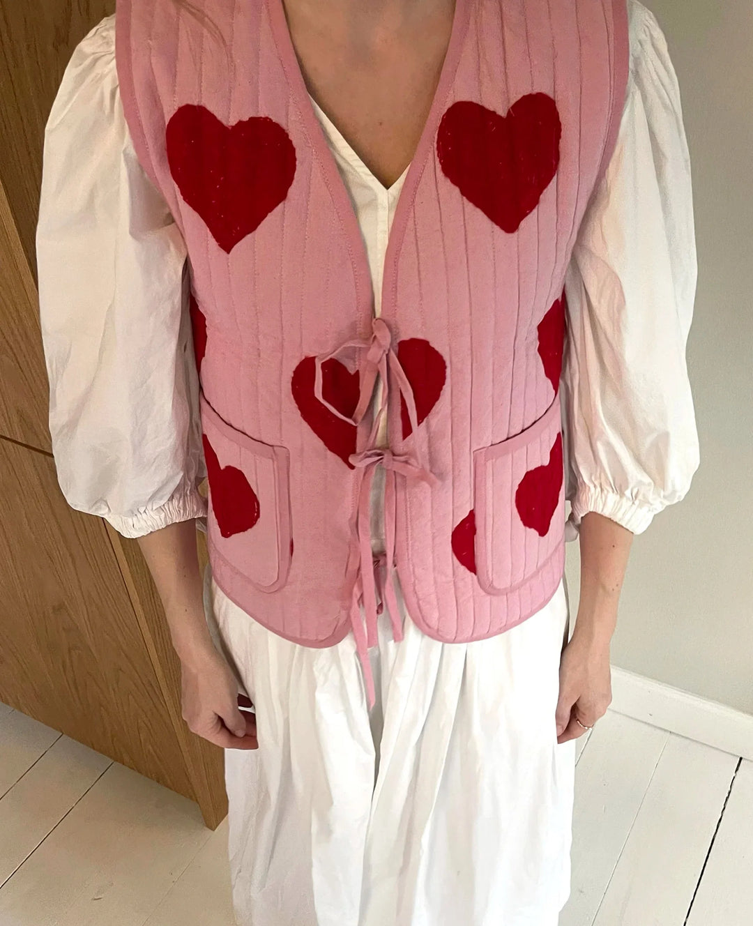 Sissel Edelbo - Honey Vest SE 1424 - Red Heart Veste