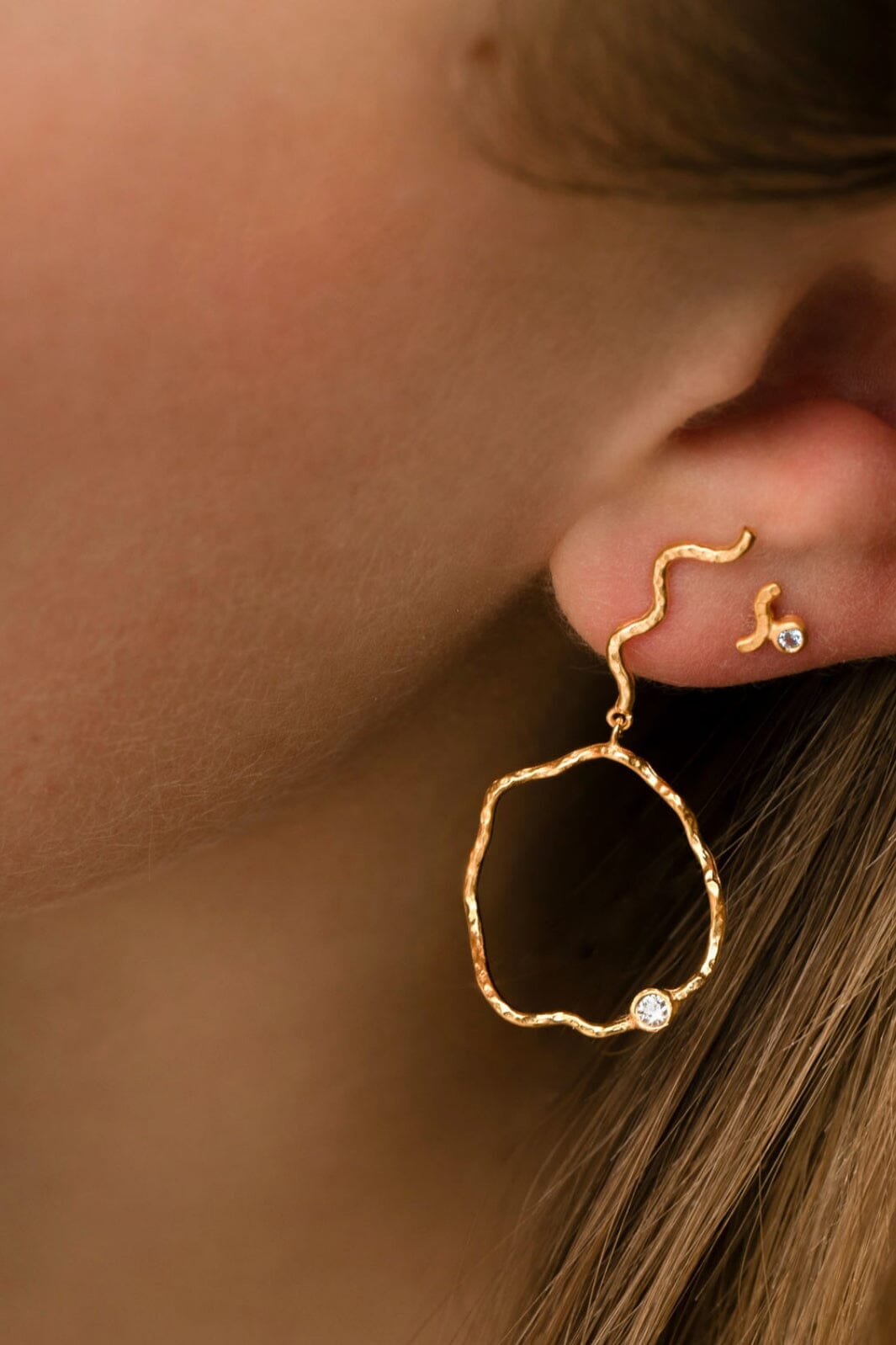 Stine A - Petit Wave Earring Gold With Stone - Light Blue - 1222-02-S-Light Blue Øreringe