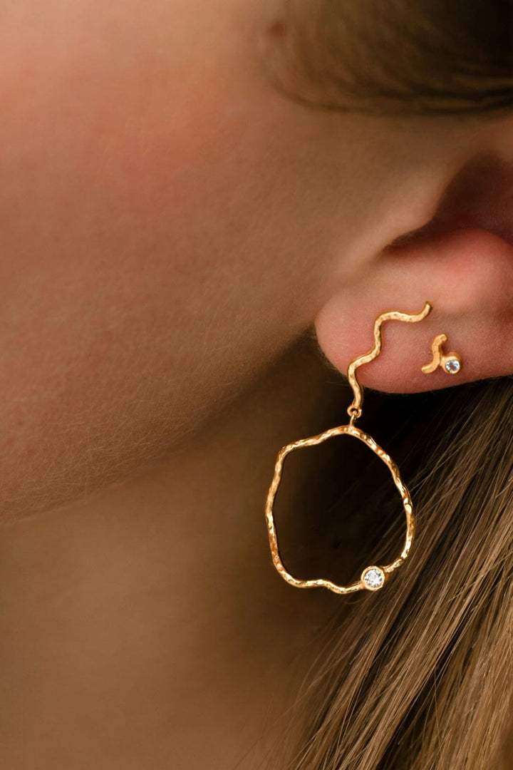 Stine A - Petit Wave Earring Gold With Stone - Light Blue - 1222-02-S-Light Blue Øreringe
