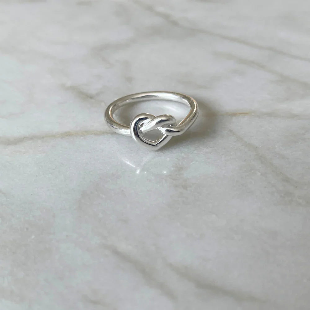 Jane Kønig - Big Tied Heart Ring BTHR-AW25-S_52 - Ring