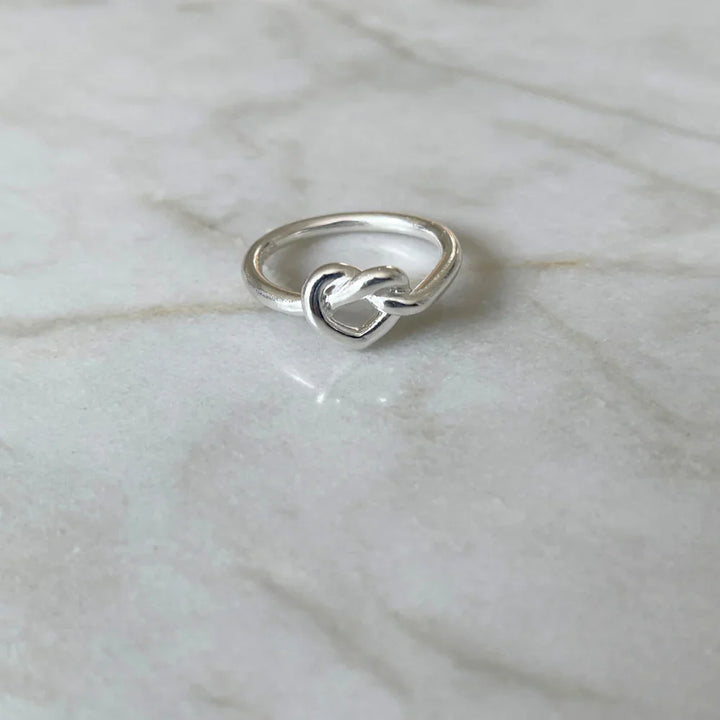 Jane Kønig - Big Tied Heart Ring BTHR-AW25-S_52 - Ring