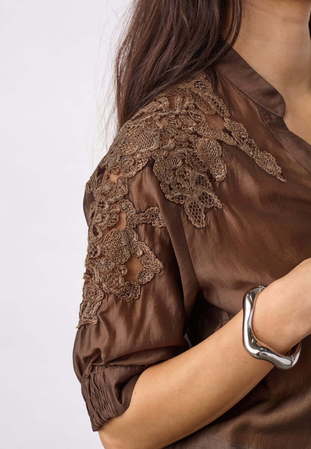 Co´Couture - Kawacc Emb. Ss V-Shirt 500223 - 20003 - Dark Brown Skjorter 