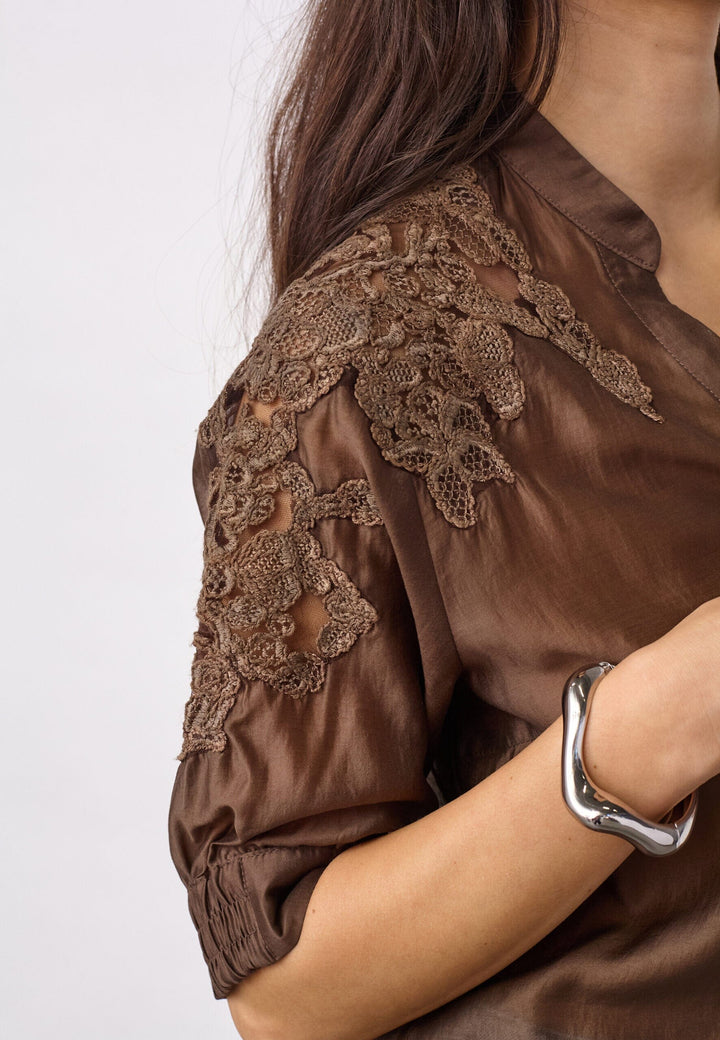 Co´Couture - Kawacc Emb. Ss V-Shirt 500223 - 20003 - Dark Brown Skjorter 
