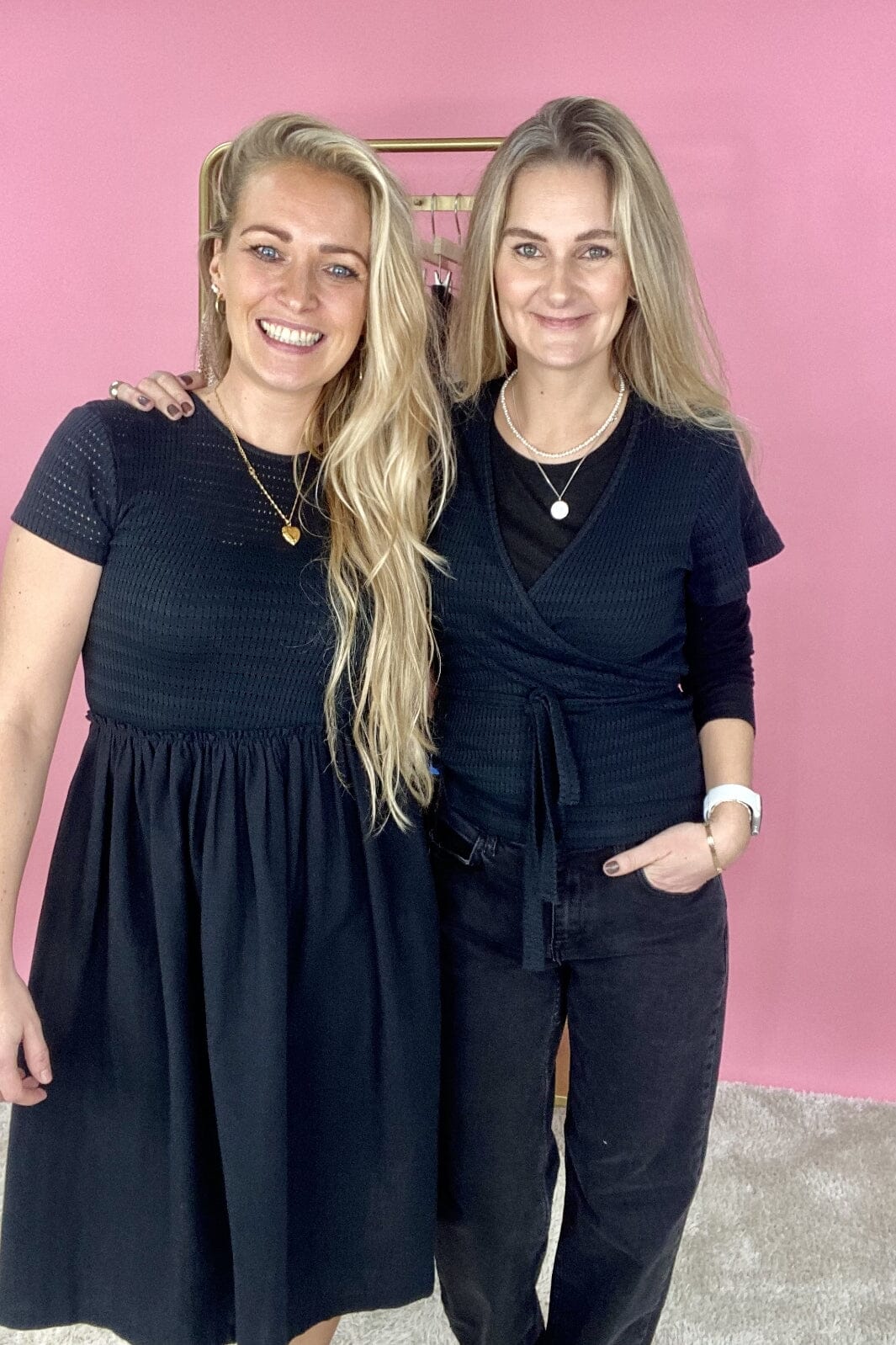 Forudbestilling - Basic Apparel - Karla Wrap Top GOTS - 001 Black (Januar/Februar) T-shirts 