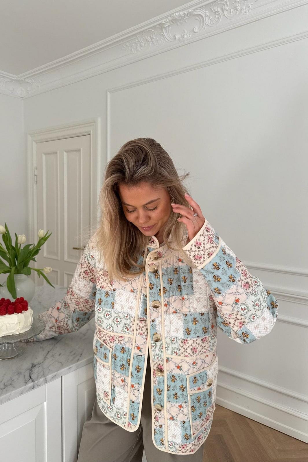 Forudbestilling - BYIC - Emmyic Quilted Jacket A23107 - Blue Multicolor Flower Print Jakker 