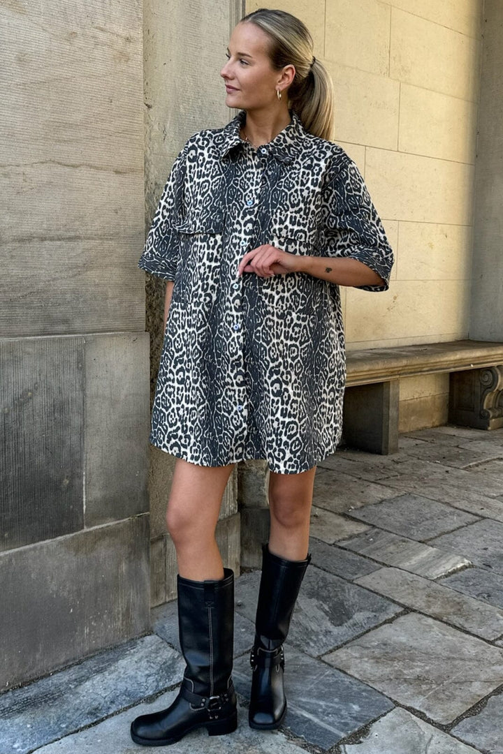 Forudbestilling - BYIC - Seldaic Shirt Dress - lp Leo Print Kjoler 