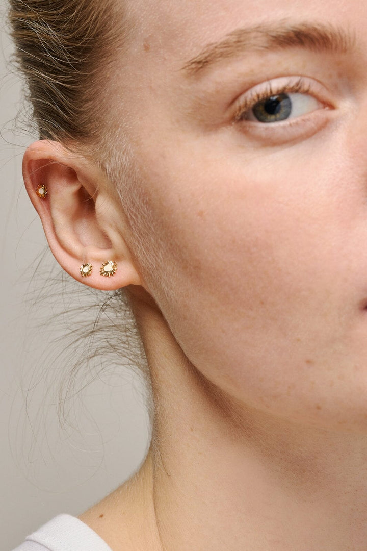 Enamel Copenhagen - Studs, Mini Sunshine E419G - Daisy