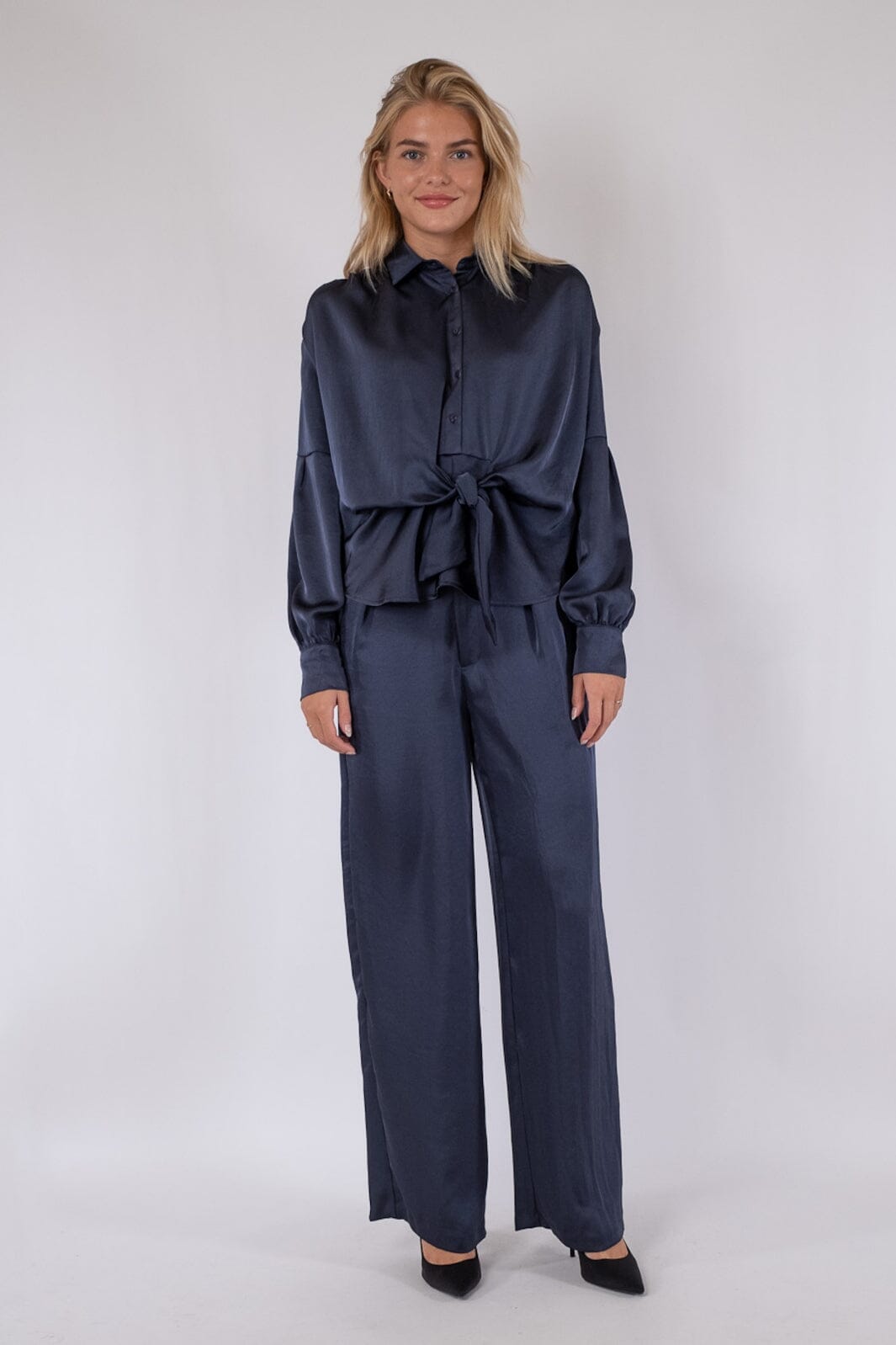 Forudbestilling - Neo Noir - Naja Satin Shirt - Midnight Blue Skjorter 