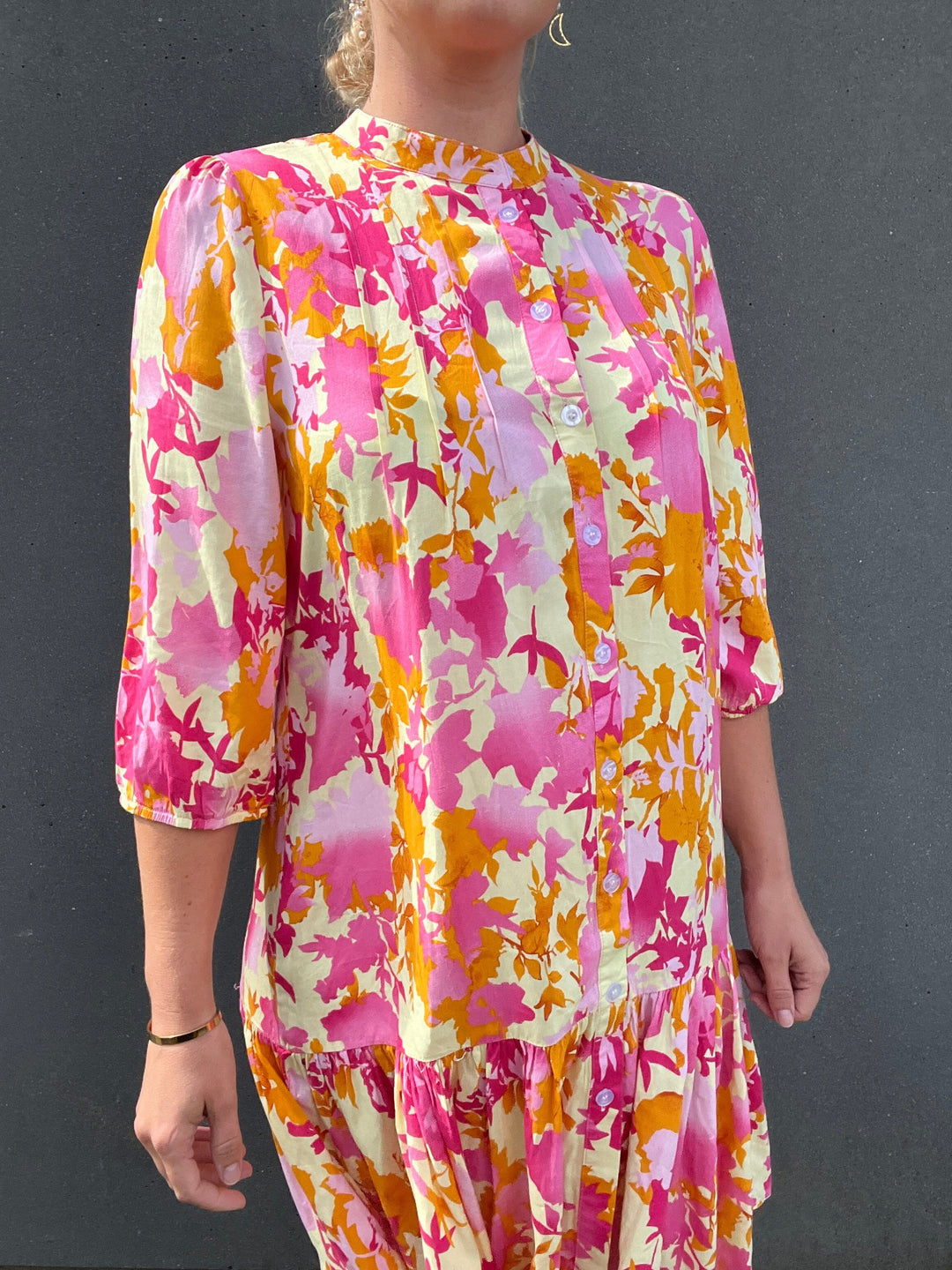 Forudbestilling - Noella X Molly&My - Imogene sh. Dress - Yellow/Pink Flower Kjoler 