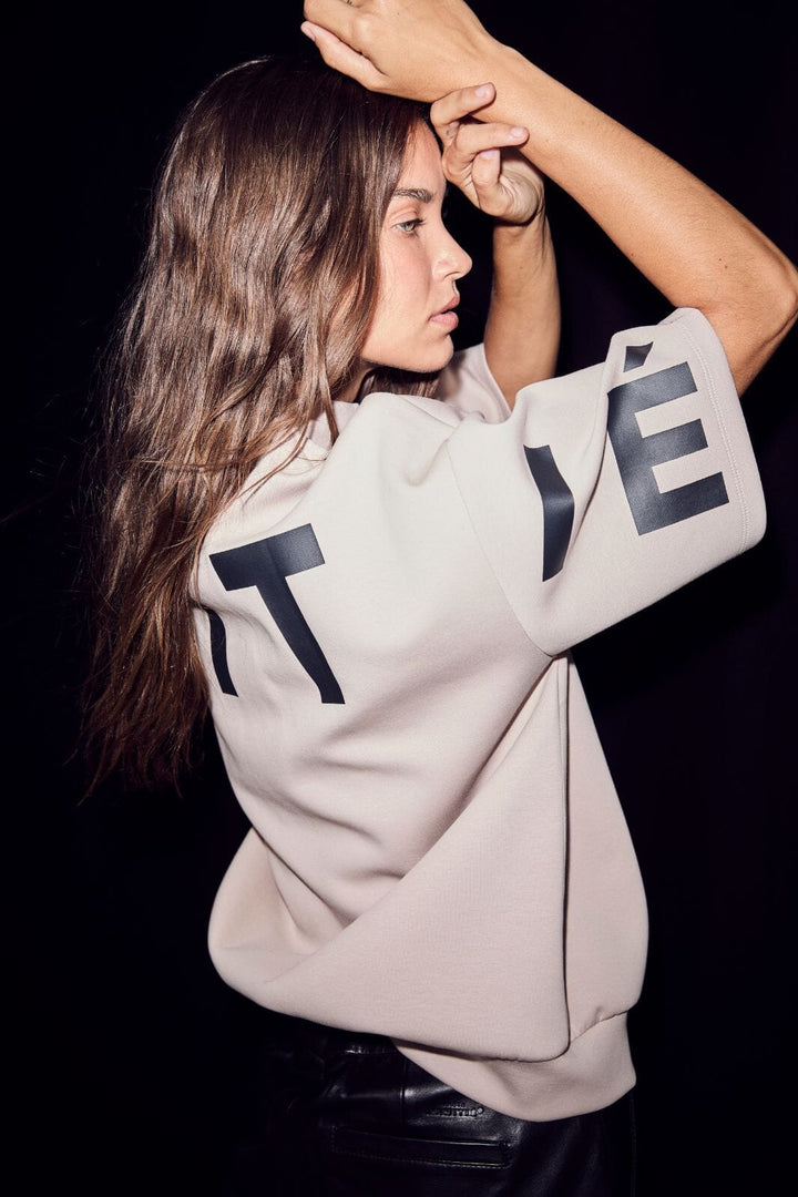 Haute L'Amitié - Maxi Split Ss Logo Sweat HL10461 - Beige Sweatshirts 