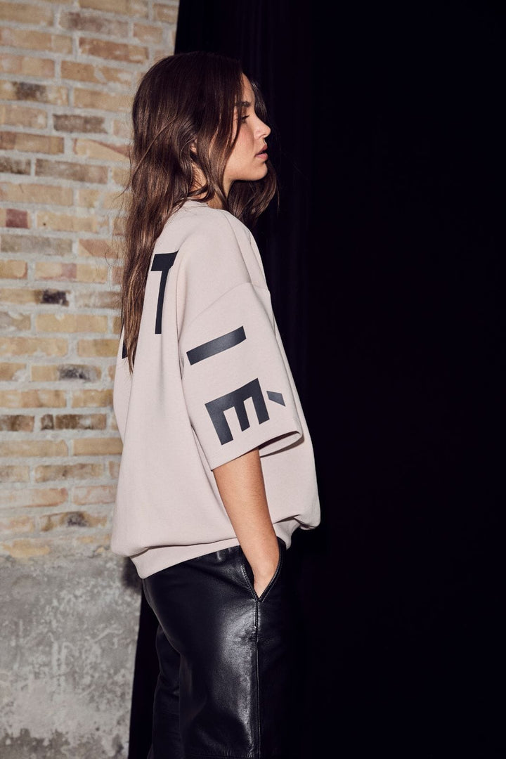 Haute L'Amitié - Maxi Split Ss Logo Sweat HL10461 - Beige Sweatshirts 