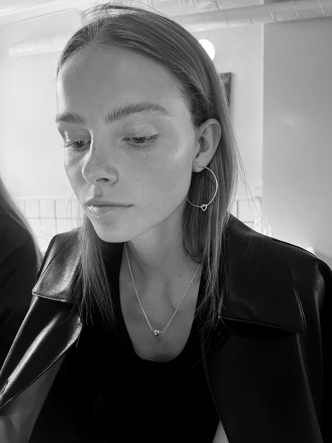 Jane Kønig - Big Tied Heart Hoop BTHH-AW25-S - Ørering Øreringe 