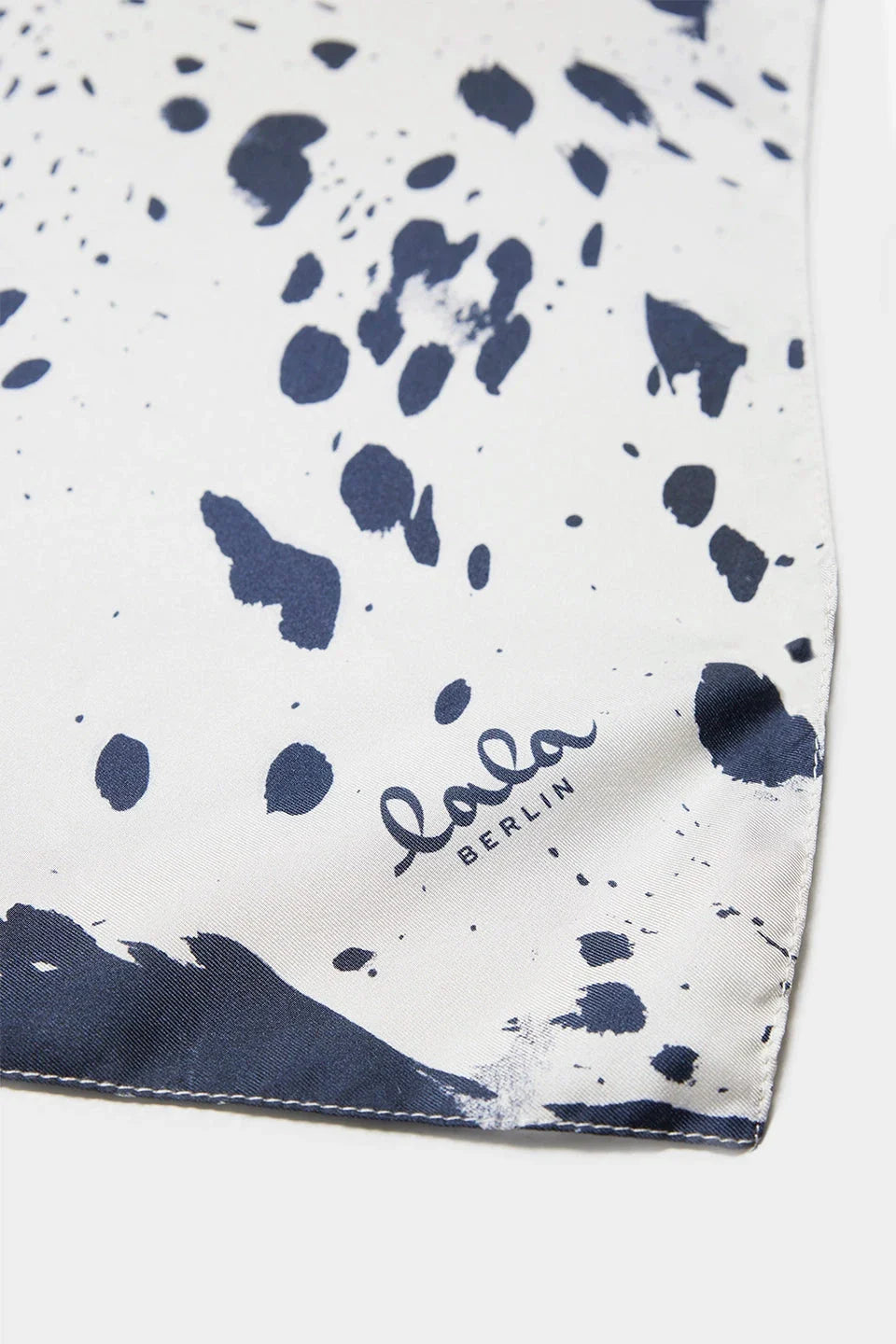 Lala Berlin - Triangle Tarek 10020858 - Navy Splash Tørklæder 