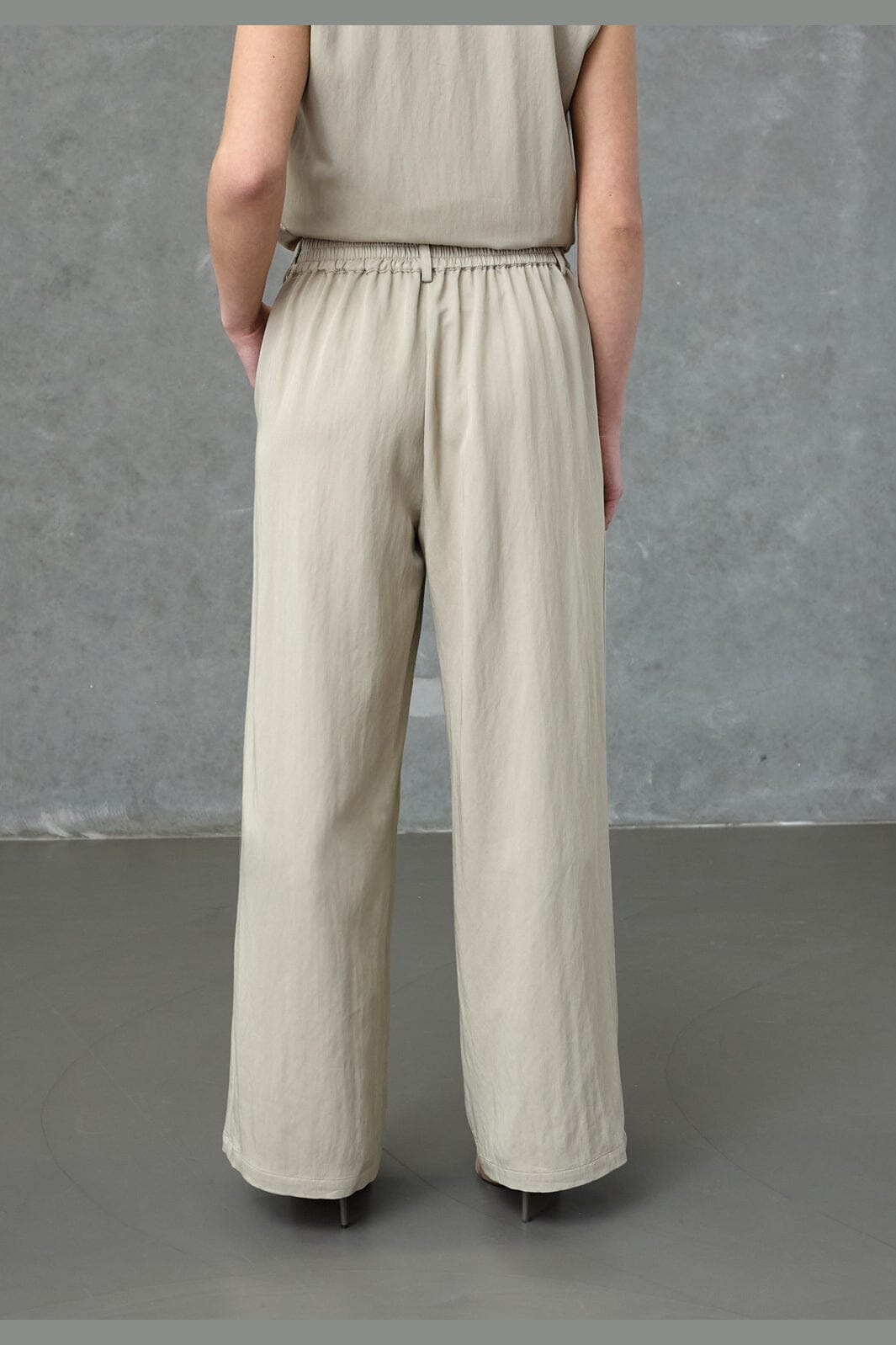 Love & Divine - Love1574 19960 - 206 - Sandstone