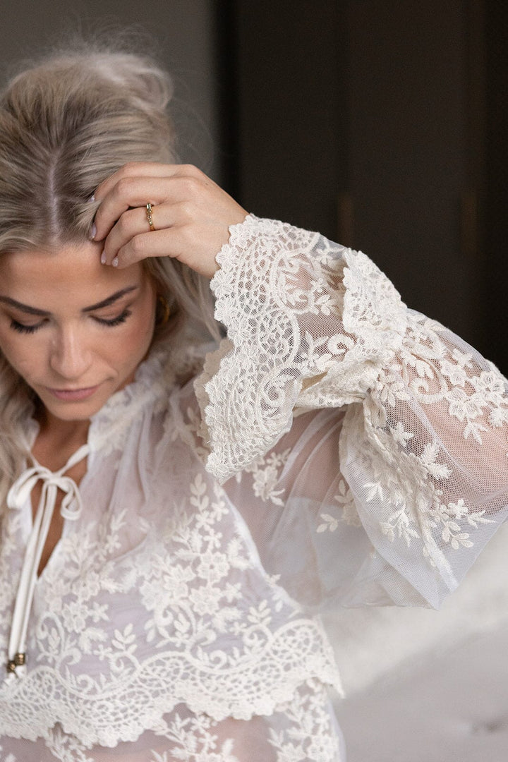 Molly & My X Melanie Due - Rikke V Lace Blouse 167319 - 122 - Creme Bluser 
