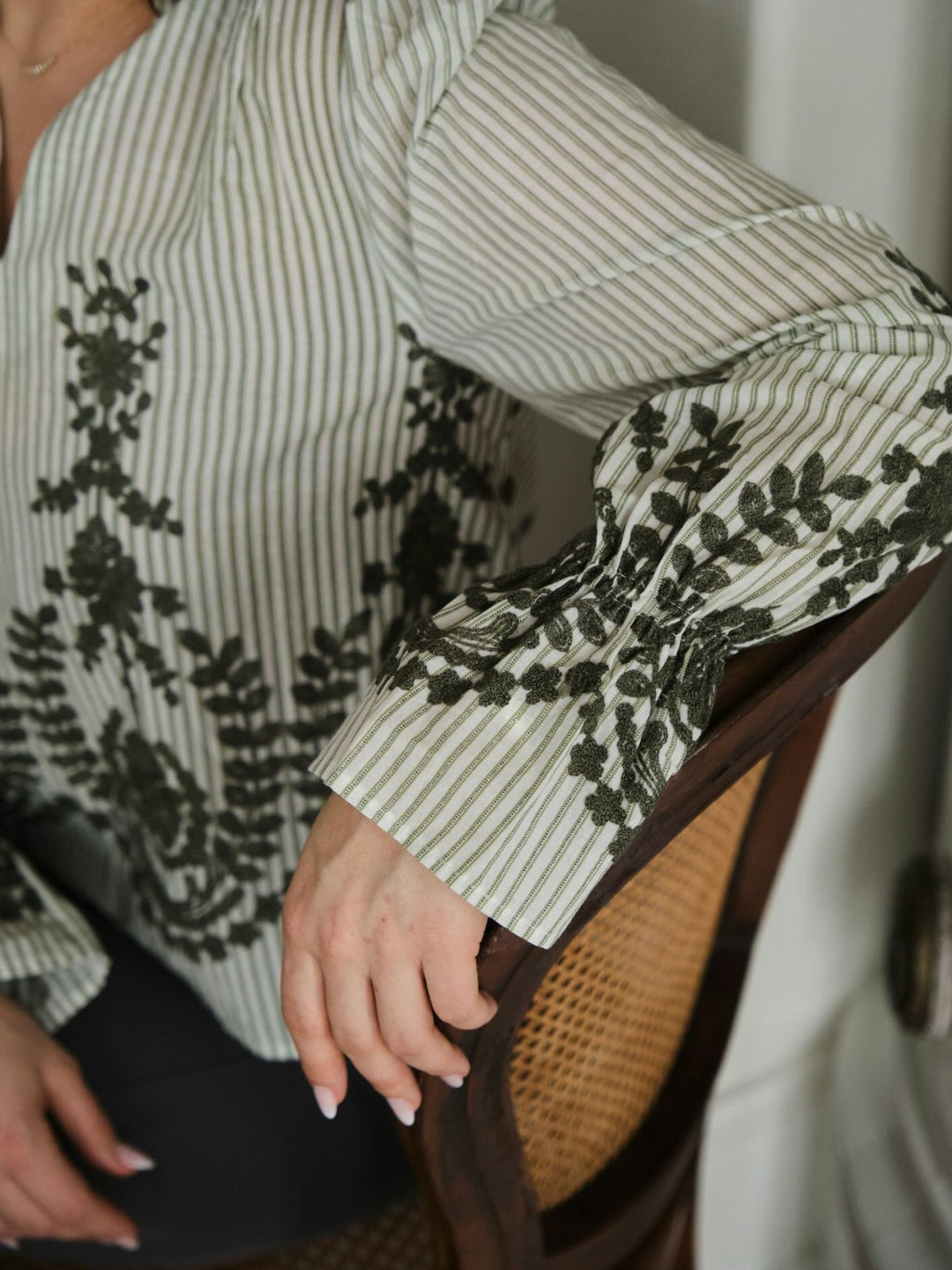 Neo Noir - Amara Stripe Emb Blouse 163363 - 723 - Dusty Green Bluser 