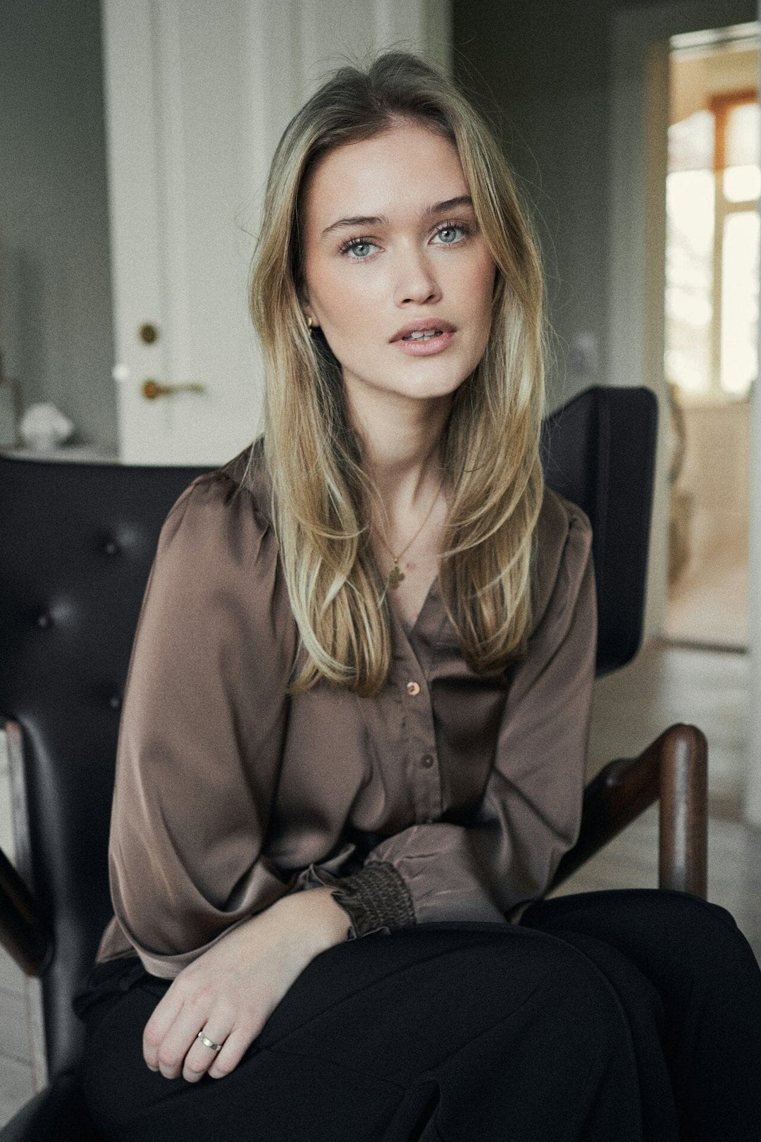 Neo Noir - Delsie Drapy Sateen Blouse 167479 - 306 - Dusty Brown Bluser 