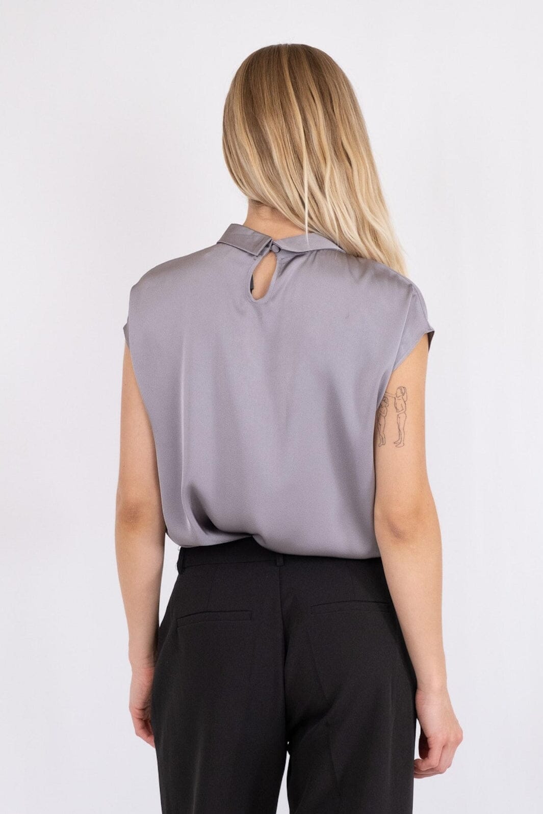 Neo Noir - Fleur Drapy Satin Blouse - 130 Grey Bluser 