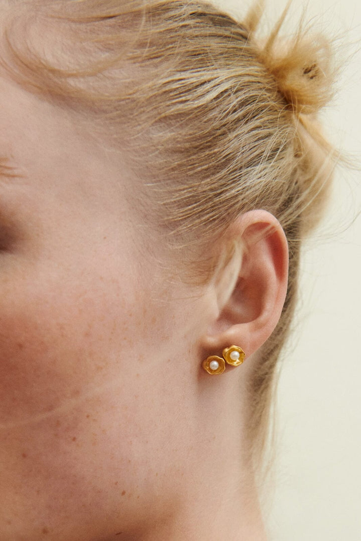 Pernille Corydon Jewellery - Hidden Pearl Earsticks - Gold Plated Øreringe 