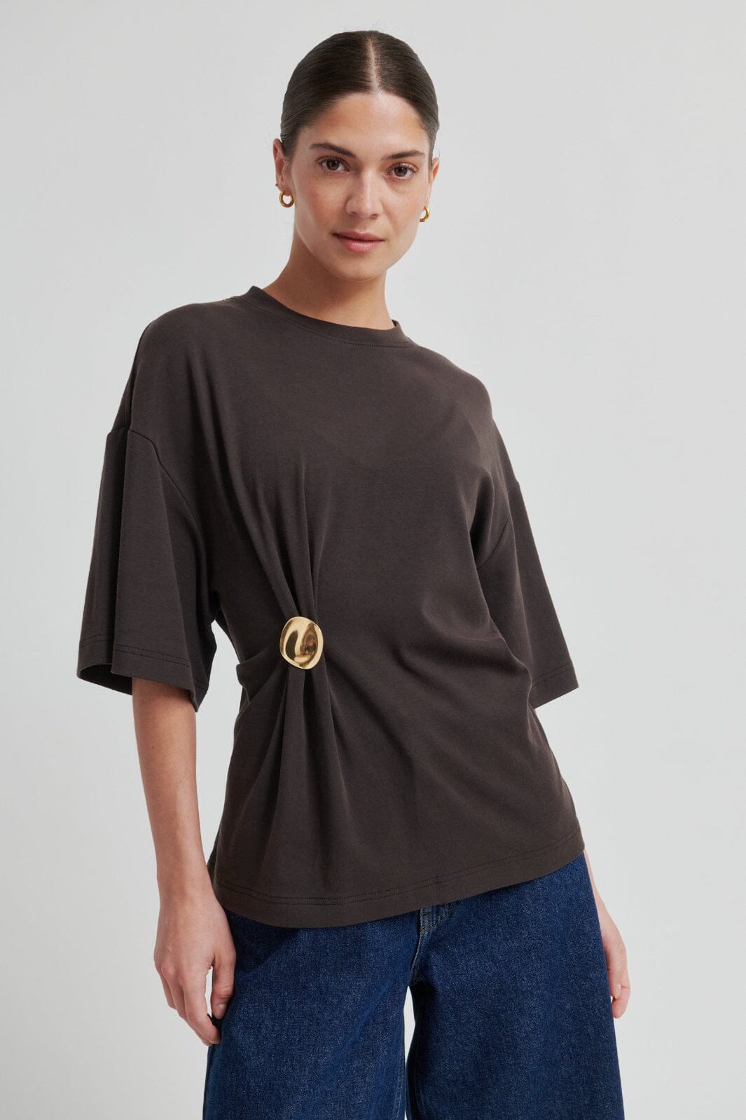 Second Female - Enora Brooch Tee 60432 - 6150 Chocolate Torte Bluser 