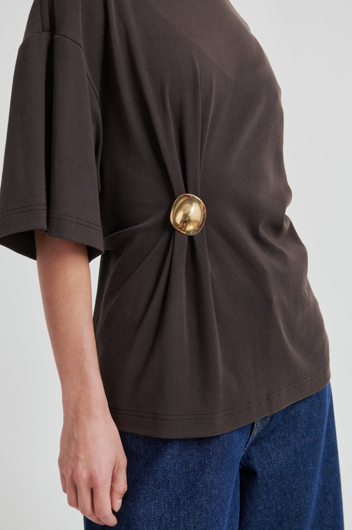 Second Female - Enora Brooch Tee 60432 - 6150 Chocolate Torte Bluser 